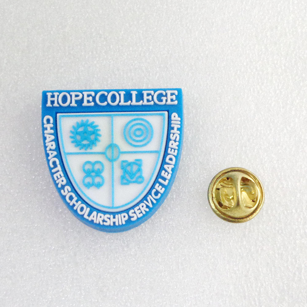 Distintivo in PVC morbido con emblema della scuola di design OEM. Spilla da bavero in gomma con logo in rilievo personalizzato