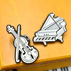 Nessuna produzione minima di pin Maker Spille per pianoforte per violino con risvolto in metallo duro personalizzato personalizzate in metallo