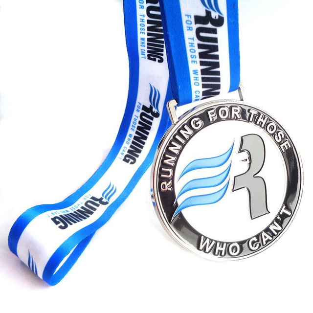 Medaglia 2023 del distintivo della medaglia dei fiori della stella di goffratura del metallo placcato del cordino rosso della fabbrica della Cina