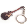 Portachiavi con carattere di base in metallo all'ingrosso per chitarra classica marrone personalizzata