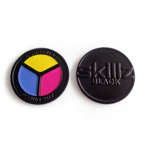 Distintivo di spilla in metallo con bottone personalizzato da fabbrica a distintivo con logo colorato fiore
