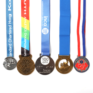La corsa su ordinazione della medaglia 5K di logo dell'oro 3D di calcio di fabbricazione dell'OEM che fa funzionare il premio su ordinazione di sport di calcio del metallo personalizza le medaglie con il nastro