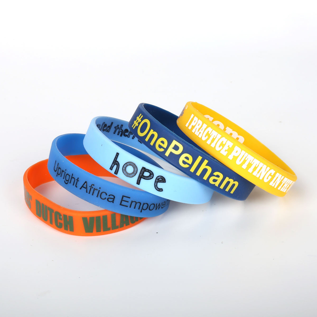 Braccialetto del braccialetto del silicone della croce di buona fortuna su ordinazione di festival alla moda di migliore qualità