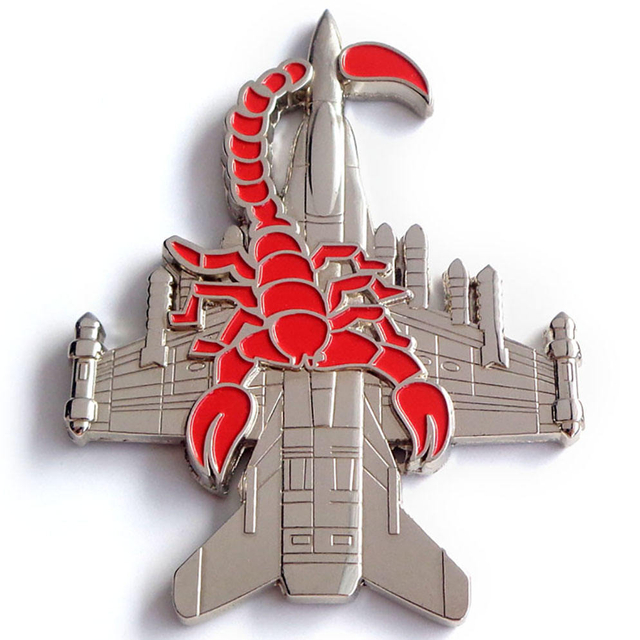 Nessuna spilla in metallo con logo personalizzato minimo Spilla da bavero aeroplano smaltata personalizzata rigida