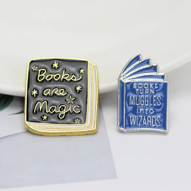 Spille da bavero smaltate per libri rigidi personalizzati in metallo personalizzato di alta qualità