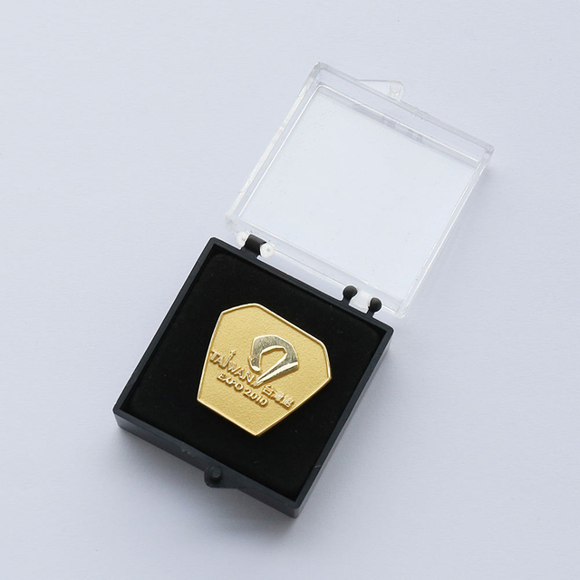 Le spille da bavero personalizzate in metallo di alta qualità possono essere utilizzate per l'abbigliamento di arte popolare