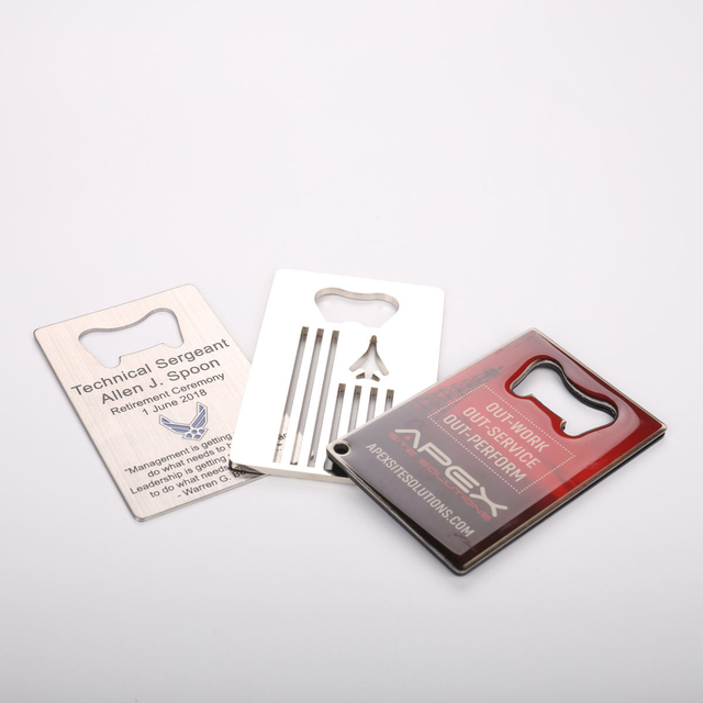 Apri di bottiglia di birra della carta del metallo in lega di zinco creativo multifunzionale su ordinazione all'ingrosso della fabbrica